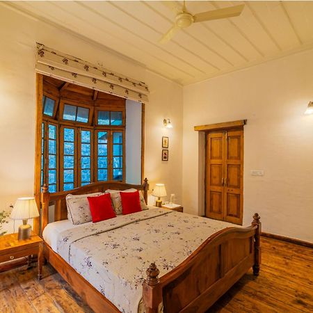 Stayvista At Paris Villa With Pvt Pool & Valley View Kasauli Buitenkant foto
