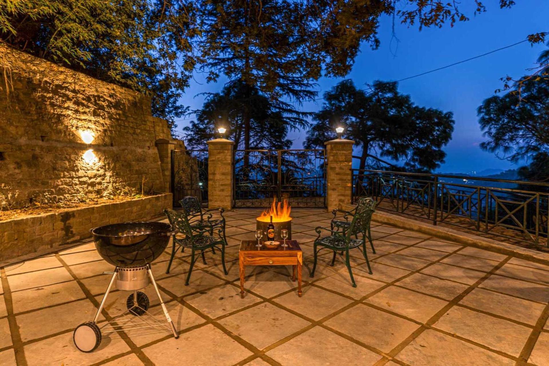 Stayvista At Paris Villa With Pvt Pool & Valley View Kasauli Buitenkant foto