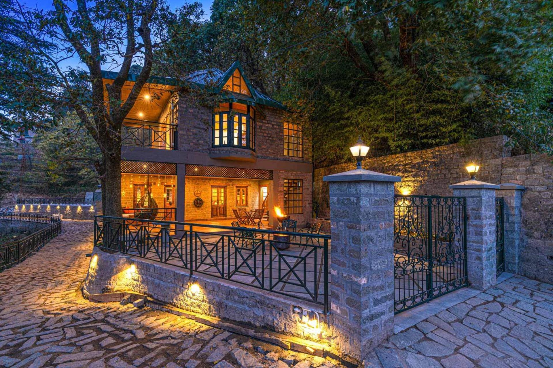 Stayvista At Paris Villa With Pvt Pool & Valley View Kasauli Buitenkant foto