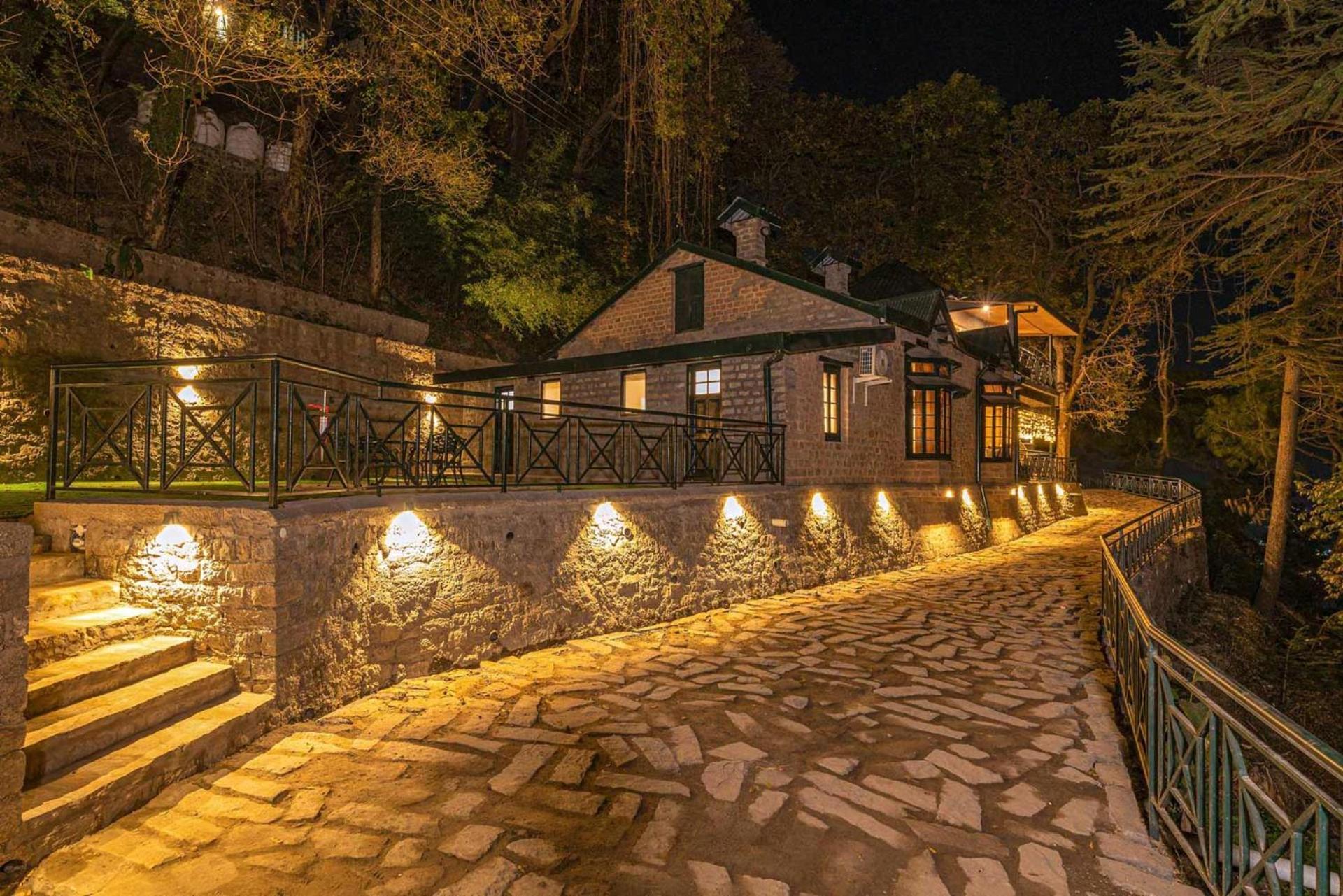 Stayvista At Paris Villa With Pvt Pool & Valley View Kasauli Buitenkant foto